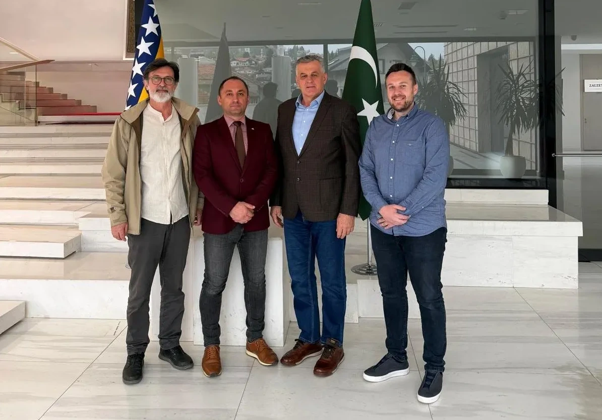 Četiri muškarca poziraju ispred zastava Bosne i Hercegovine i Pakistana.