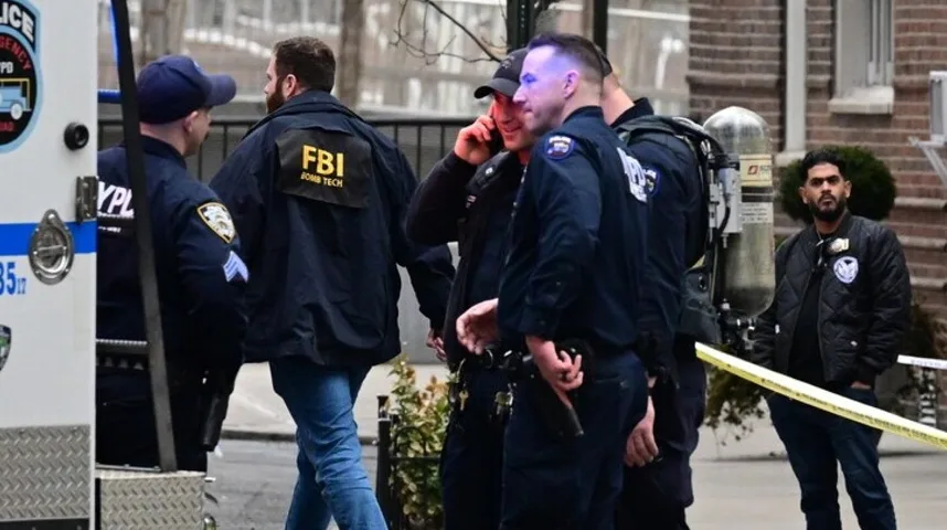 Službenici FBI-a i policije New Yorka nalaze se na mjestu događaja, okruženi policijskom trakom.