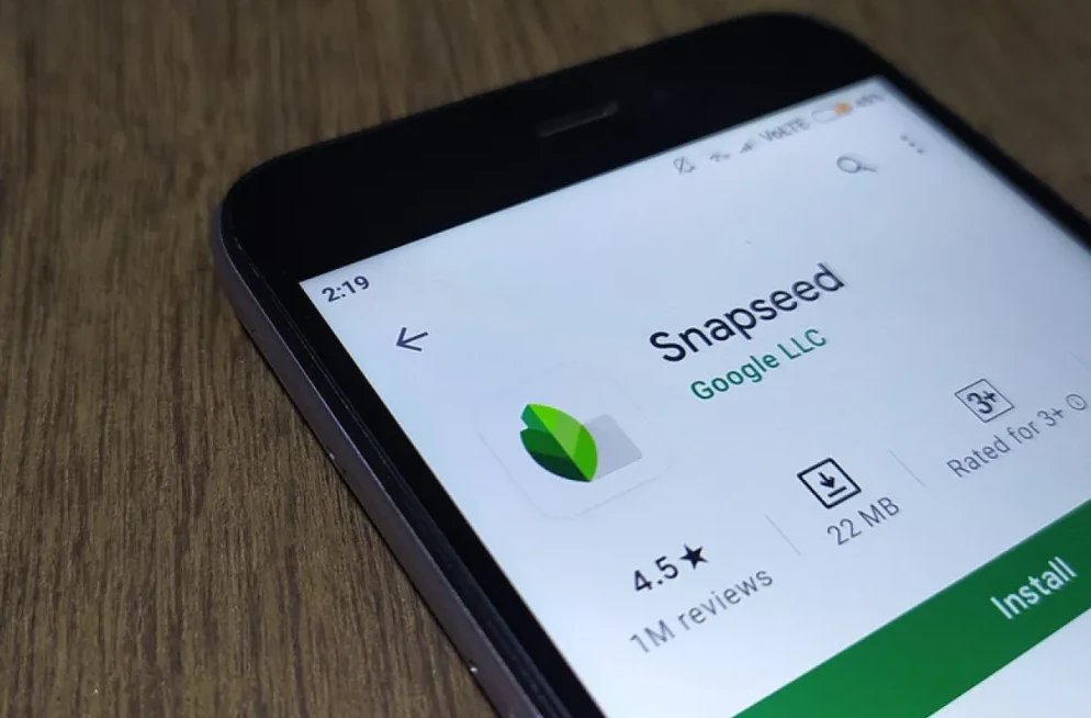 Ekran mobilnog telefona prikazuje stranicu aplikacije Snapseed u prodavnici aplikacija.
