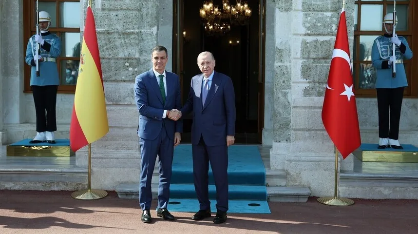 Predsjednik Turske, Recep Tayyip Erdoğan, i predsjednik Španije, Pedro Sánchez, rukuju se ispred zgrade.