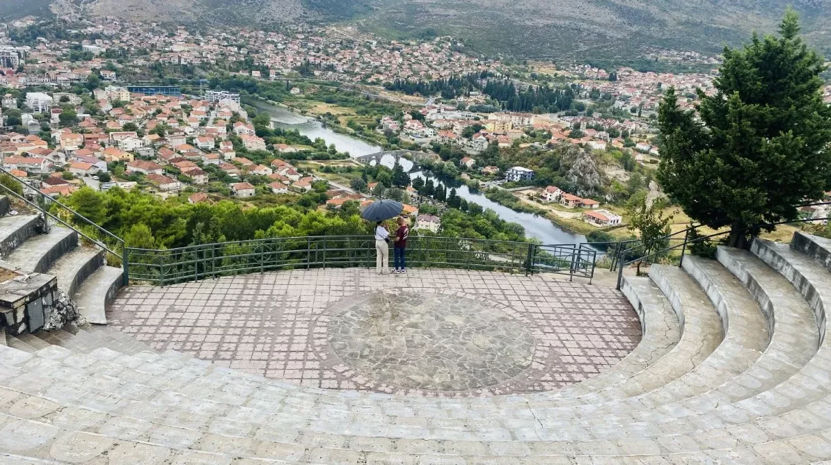 Pogled sa starog pozorišta na grad i rijeku Trebišnjicu u Trebinju