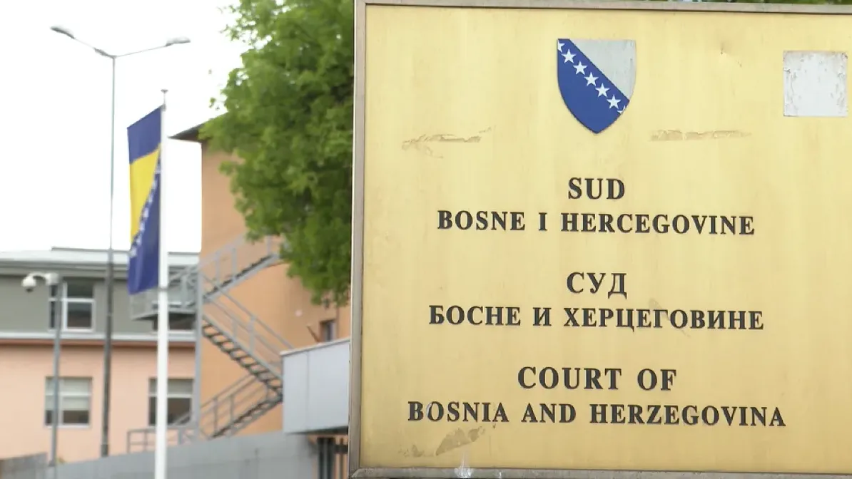 Znak sa grbom Bosne i Hercegovine i natpisom "Sud Bosne i Hercegovine" na bosanskom i engleskom jeziku, ispred zgrade Suda.