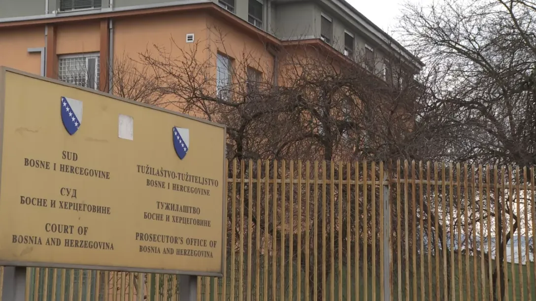 Tablica sa grbom Bosne i Hercegovine na kojoj piše 'Sud Bosne i Hercegovine' i 'Tužilaštvo Bosne i Hercegovine'.