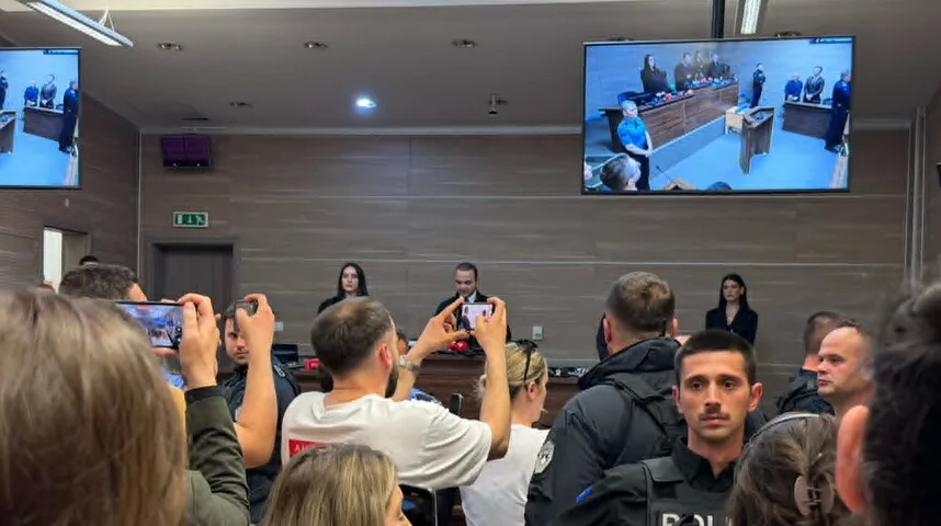 Publika u sudnici snima događanja na velikom ekranu i u sali