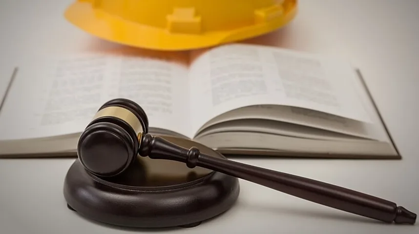 Sudski čekić, otvorena knjiga zakona i zaštitna kaciga