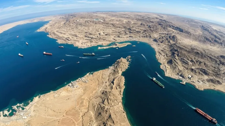 Panoramski pogled iz zraka na Suecki kanal sa brojnim teretnim brodovima koji plove