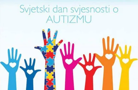 Šarene ruke podignute u zrak sa simbolima slagalice i srca, kao obilježavanje Svjetskog dana svijesti o autizmu.