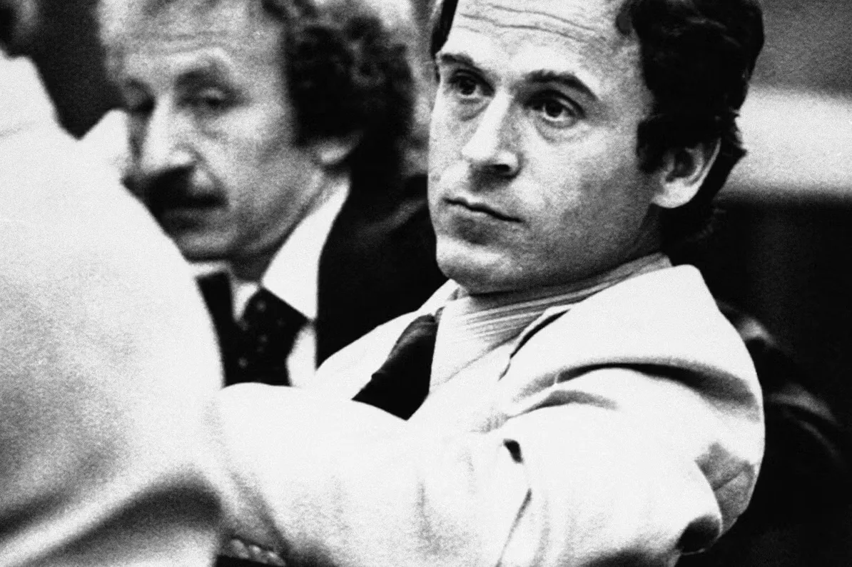 Ted Bundy gleda u stranu, ruke sklopljene, u sudnici.