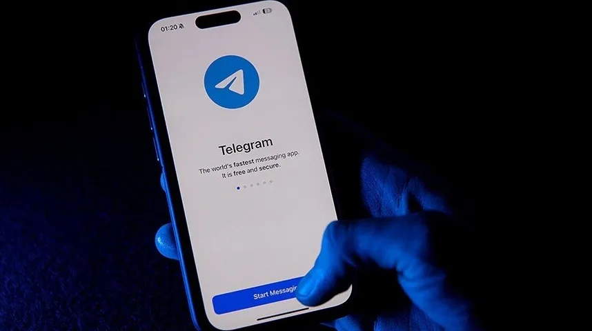 Prikaz aplikacije Telegram na ekranu pametnog telefona, sa opcijom 'Start Messaging' (Pokreni poruke) vidljivom i prstom koji je pritiska.