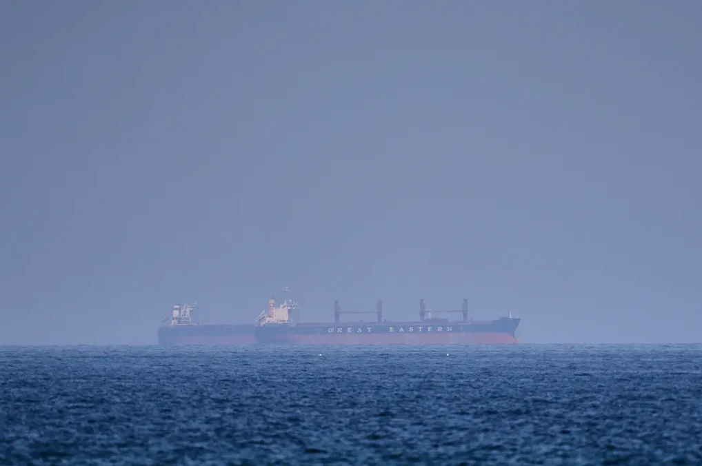 Veliki teretni brod naziva 'Great Eastern' plovi mirnim, maglovitim morem.