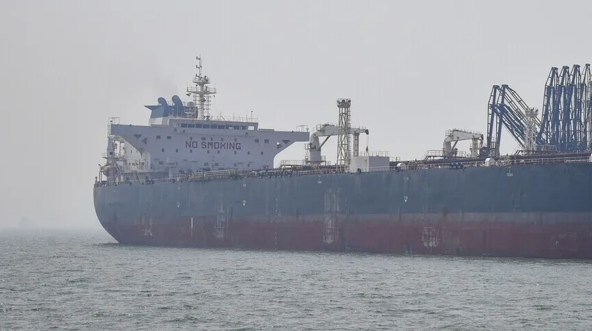 Teretni brod sa natpisom 'NO SMOKING' na boku, plovi mirnim morem.