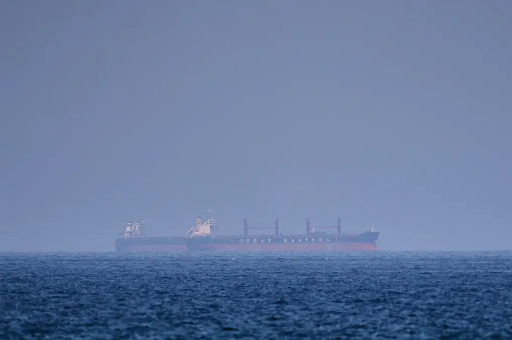 Veliki teretni brod s natpisom "GREAT EASTERN" plovi mirnim morskim valovima.