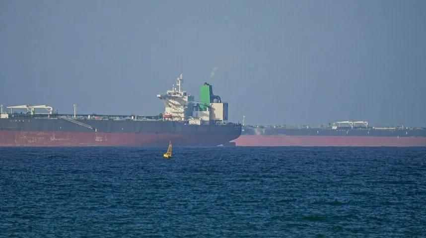 Veliki teretni brodovi na pučini pod vedrim nebom