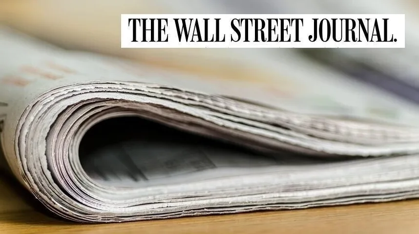 Listovi novina The Wall Street Journal presavijeni.