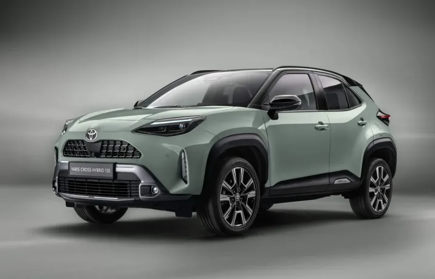 Novi Toyota Yaris Cross Hybrid 130 u boji mente, prikazan iz profila.