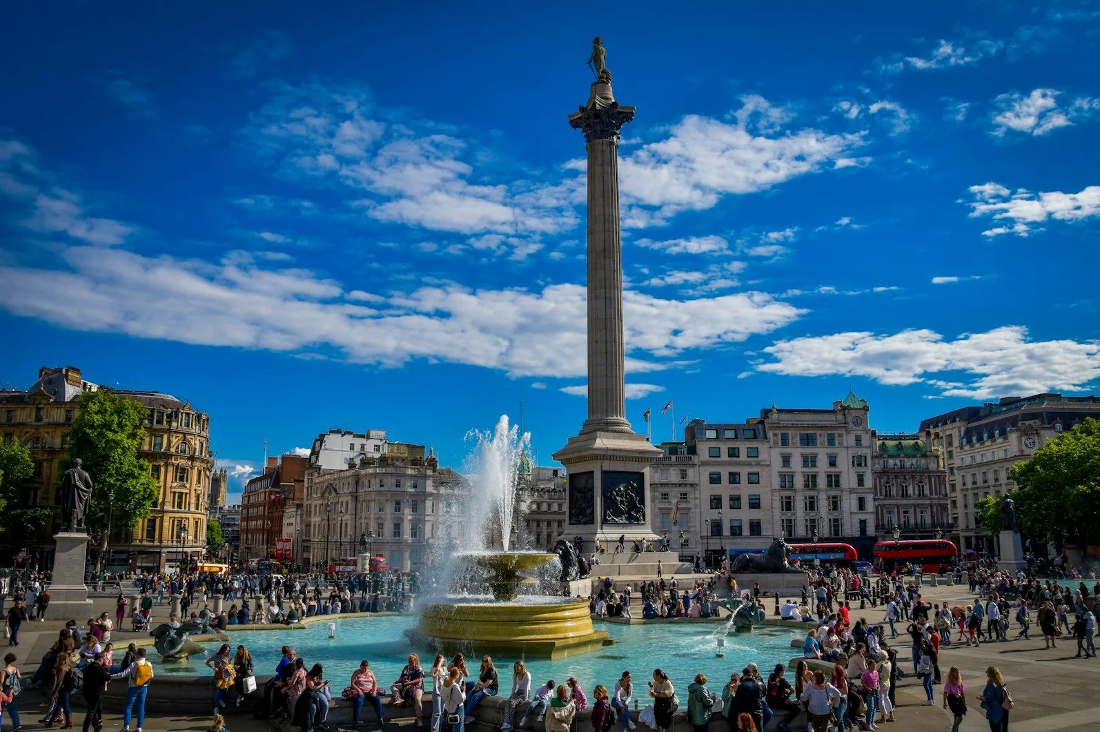 Trafalgar Square u Londonu sa fontanom i Nelsonovim stubom