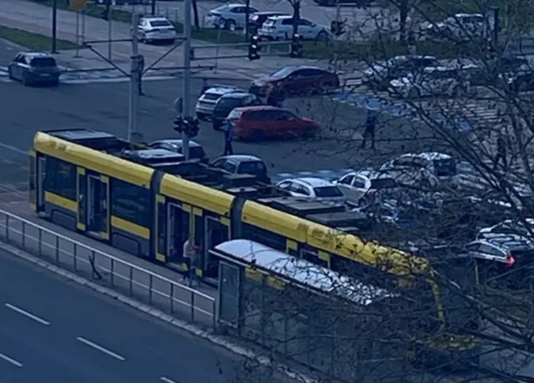 Policijski i putnički automobil sudarili se na Alipašinom polju: Jedna osoba povrijeđena, saobraćajni kolaps u Sarajevu