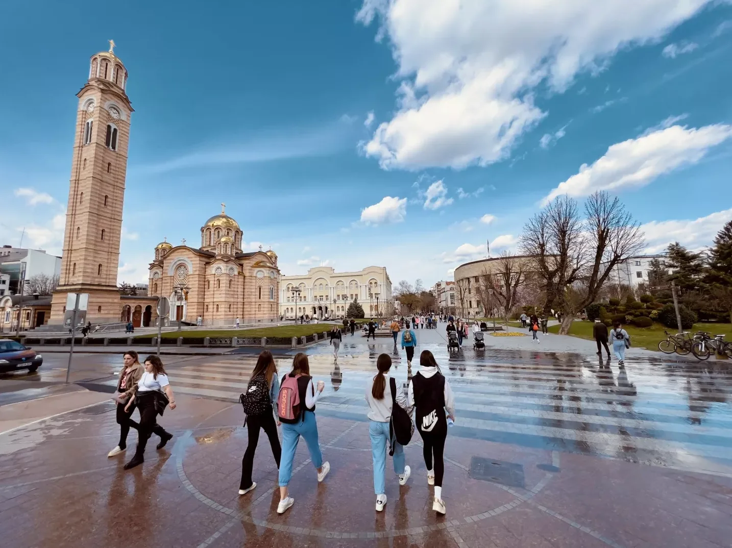 Grupa mladih ljudi šeta Trgom Krajine ispred Hrama Hrista Spasitelja u Banjoj Luci, Bosna i Hercegovina.