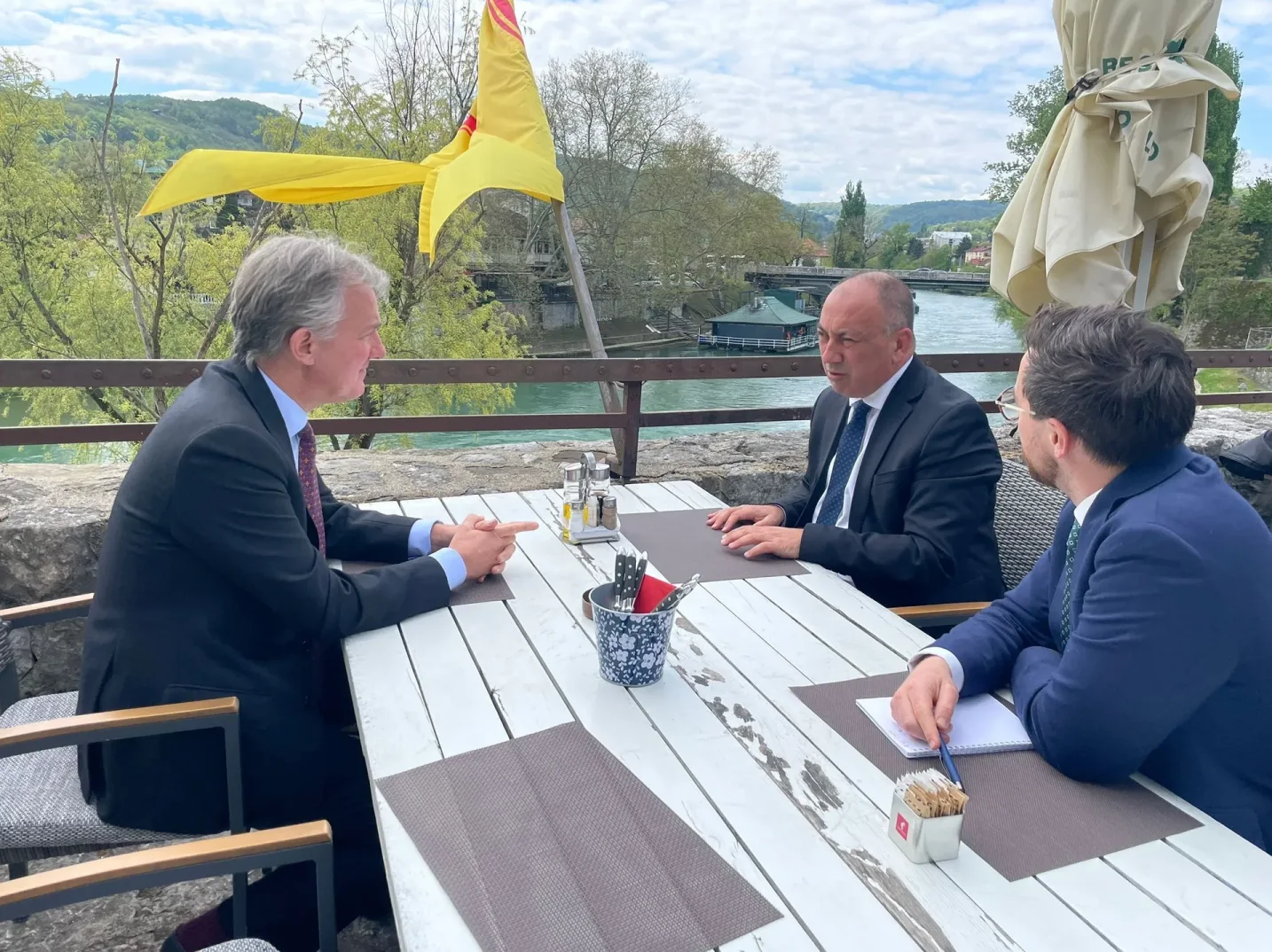 Crnadak s britanskim ambasadorom na kafi: Vlast je nesposobna, RS ostaje prioritet