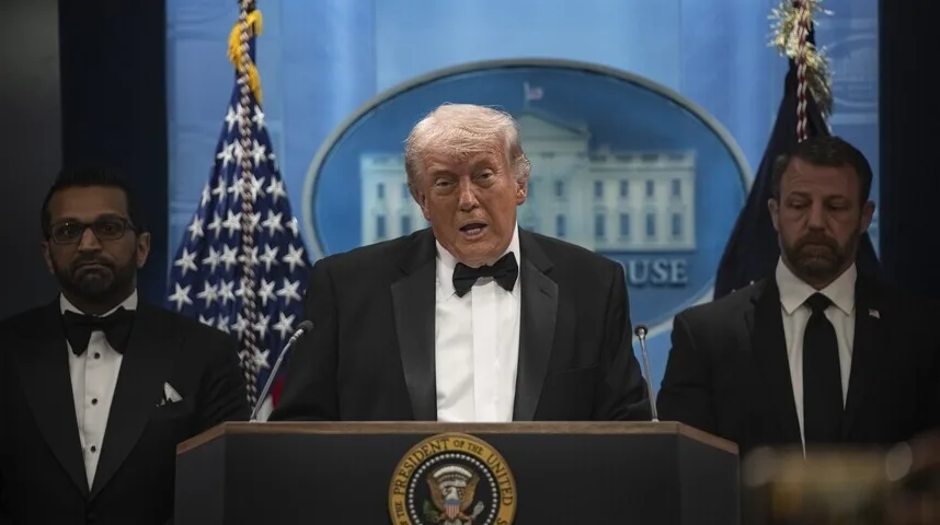 Donald Trump u smokingu s leptir mašnom na govornici