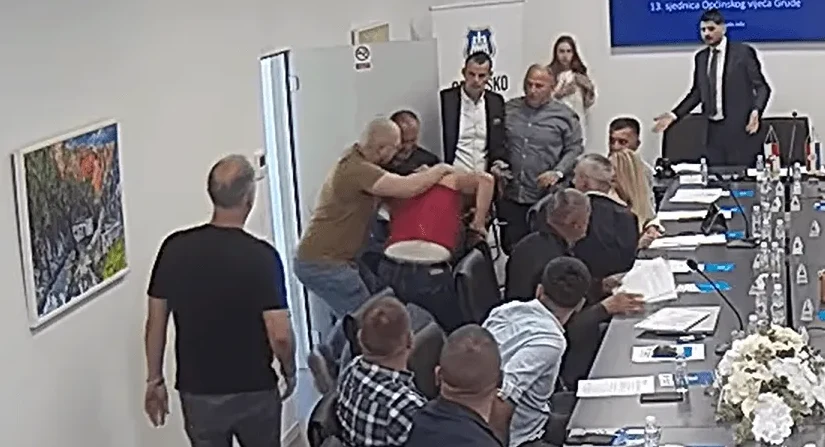 Incident u Grudama: Zaštitar potrgao majicu zastupniku na sjednici