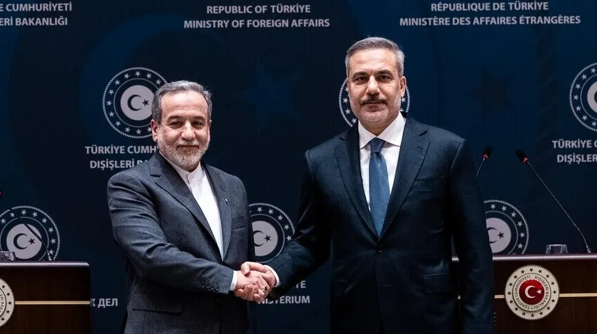 Turski i iranski ministri se rukuju pred diplomatskim ambijentom