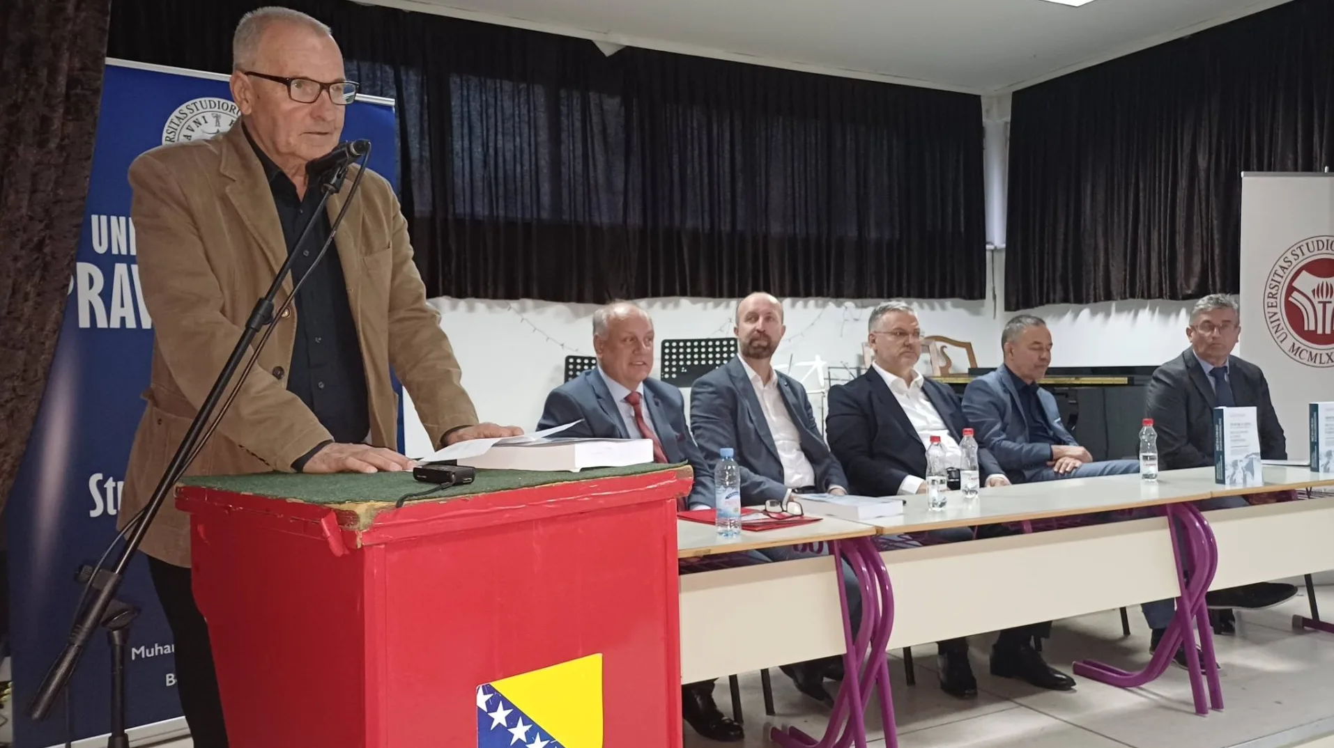 Profesor dr. Emir K. sa kolegama na okruglom stolu