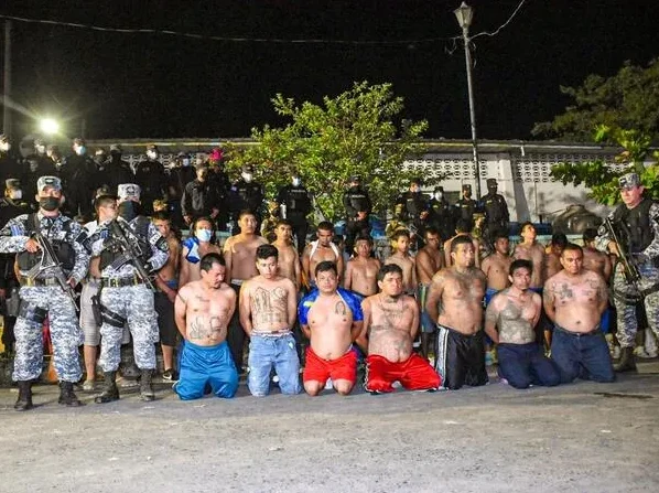 Grupa muškaraca sa tetovažama uhapšena od strane policije