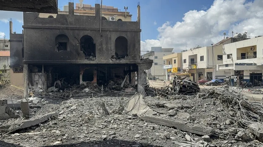 Srušena zgrada i ostaci vozila nakon sukoba