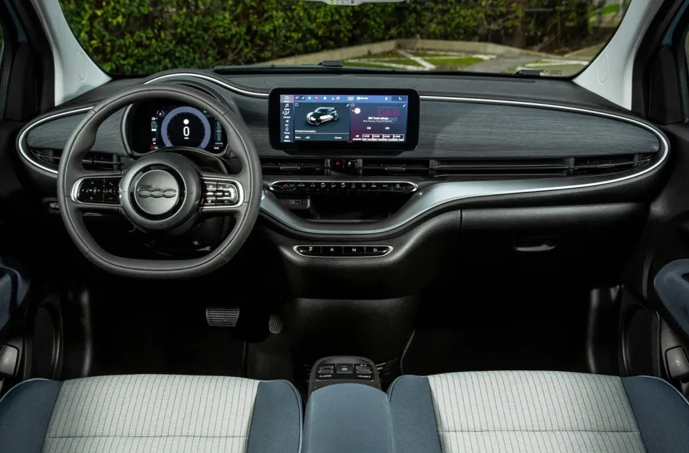 Unutrašnjost Fiat 500e sa digitalnom instrument tablom i ekranom osjetljivim na dodir