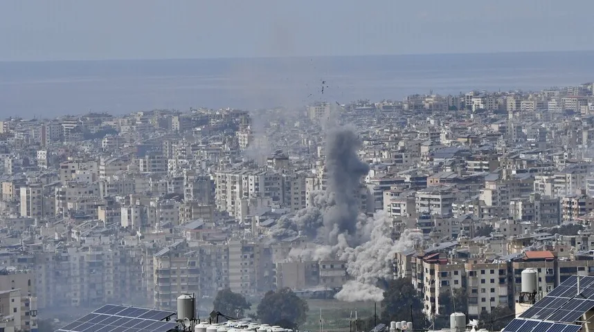 Dim od eksplozije uzdiže se iznad gusto naseljenog urbanog područja
