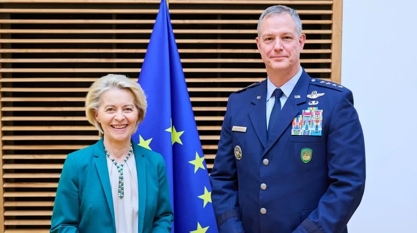 Ursula von der Leyen i američki general stoje ispred zastave Evropske Unije.