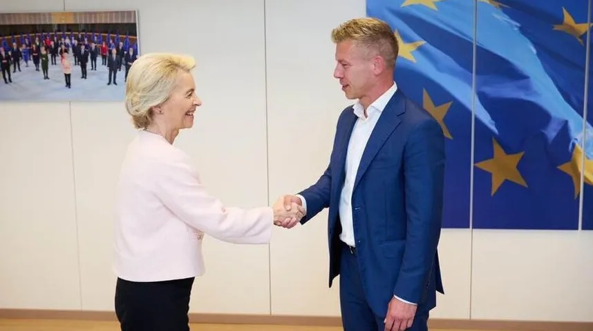 Ursula von der Leyen i Karl Nehammer se rukuju ispred zastave Evropske unije.
