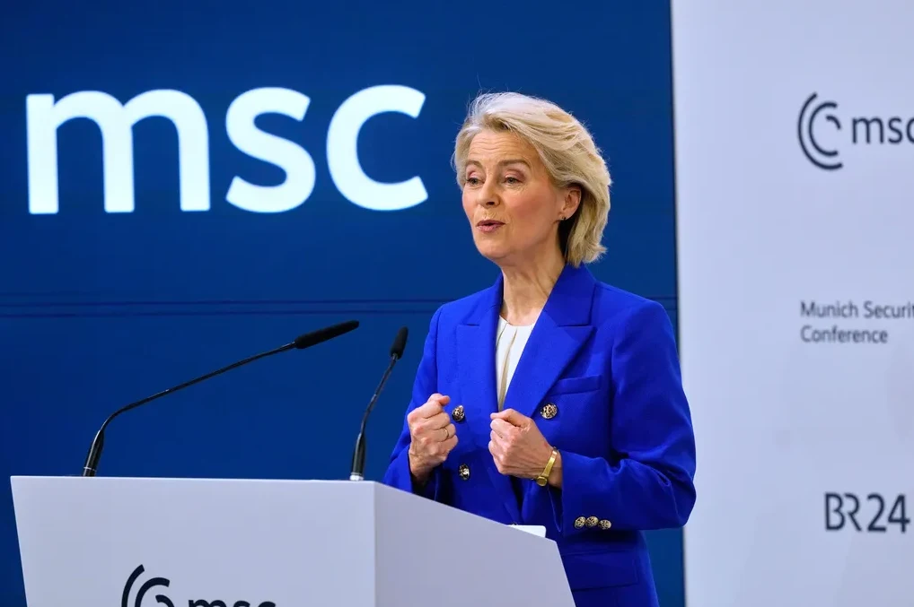 Ursula von der Leyen govori za govornicom na Munchenskoj konferenciji o sigurnosti.