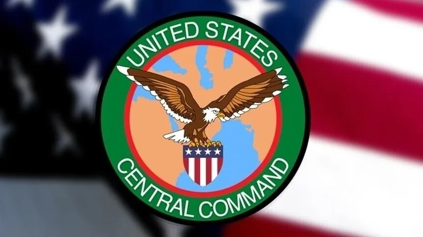Logotip Američke centralne komande (USCENTCOM) s orlom koji stoji na američkom štitniku iznad globusa, okružen natpisom 'UNITED STATES CENTRAL COMMAND' na zelenoj pozadini.