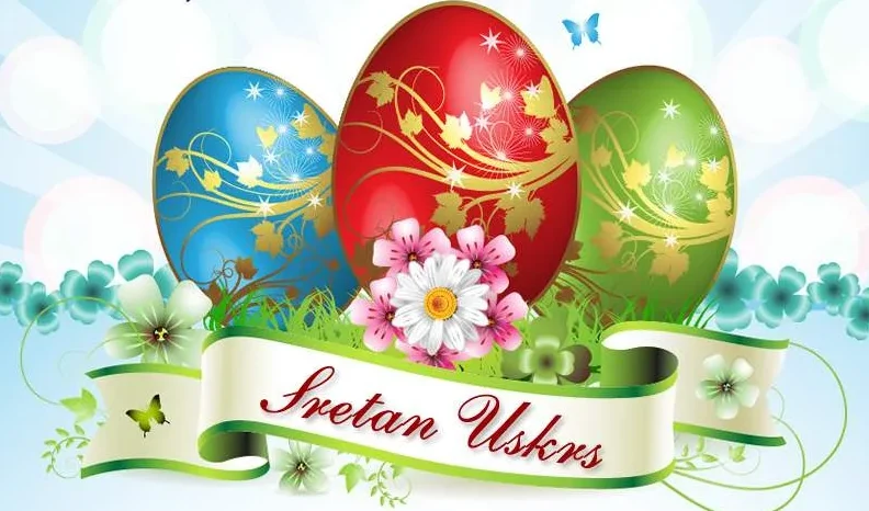 Ilustracija tri šarena uskršnja jaja, ukrašena zlatnim šarama, u travi sa cvijećem i leptirima. U sredini se nalazi traka sa natpisom 'Sretan Uskrs'.
