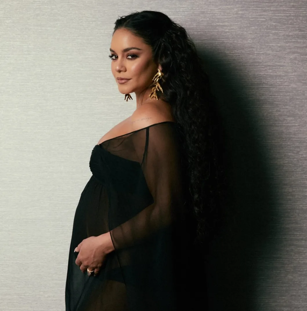 Vanessa Hudgens pozira u crnoj prozirnoj haljini tokom trudnoće