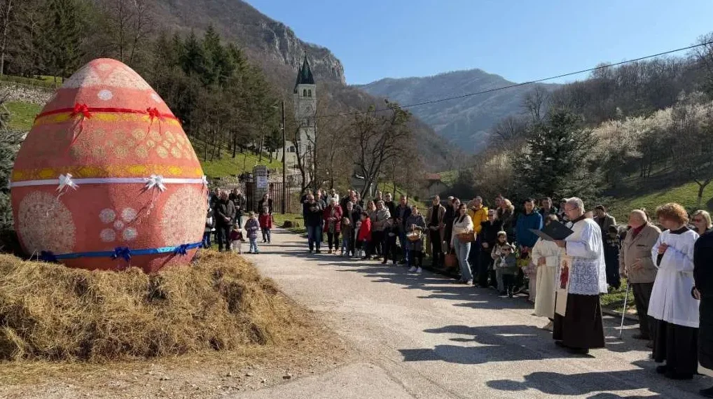 Kraljeva Sutjeska postavila rekord: Otkriveno najveće uskrsno jaje na Balkanu, visoko 3,33 metra