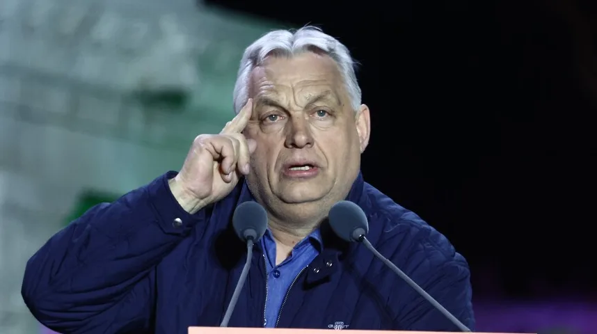 Viktor Orban, mađarski premijer, kako govori na skupu, sa prstom pritisnutim na sljepoočnici.