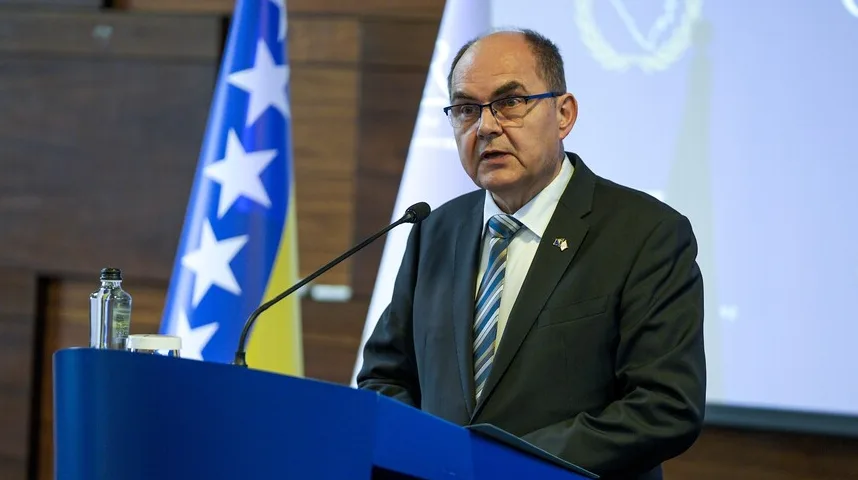 Visoki predstavnik u Bosni i Hercegovini, Christian Schmidt, obraća se javnosti za govornicom.