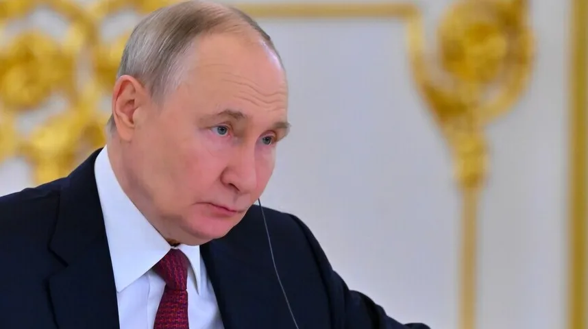 Portret Vladimira Putina u tamnom odijelu i crvenoj kravati.