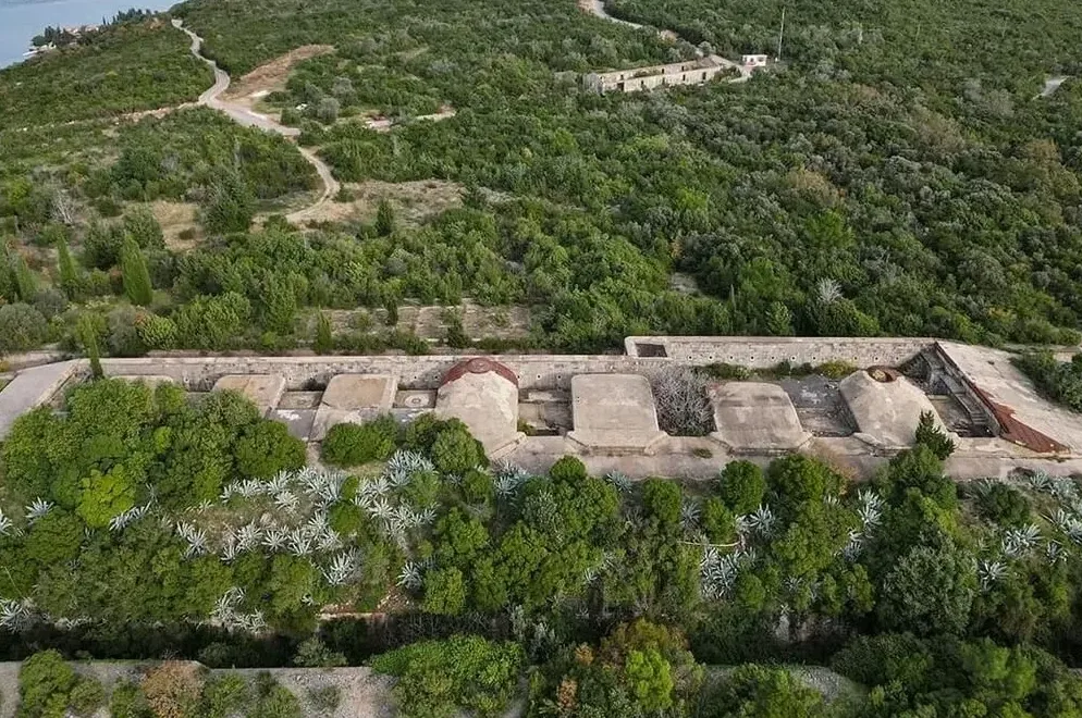 Vojna utvrda iz zraka okružena bujnim zelenilom.