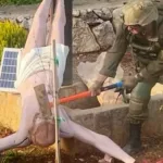 Izraelski vojnik čekićem razbija kip Isusa u Libanu: IDF potvrdio autentičnost fotografije koja je izazvala talas osuda