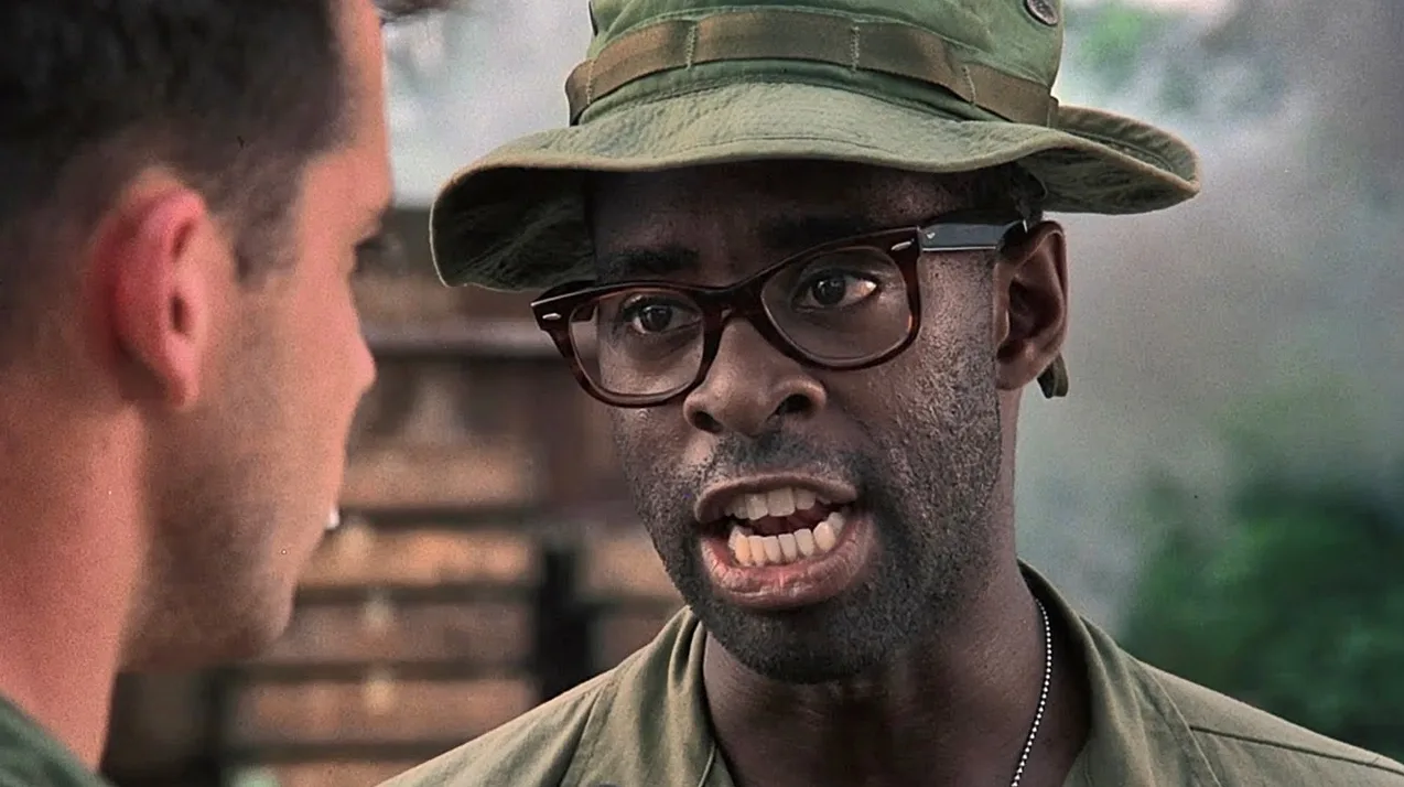 Vojnik sa naočarima i šeširom u vojnoj uniformi