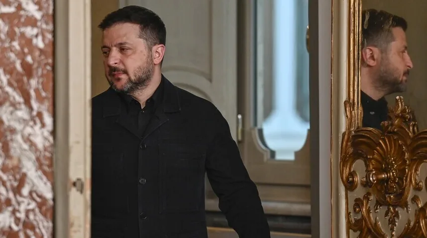 Volodimir Zelenski, ukrajinski predsjednik, u crnoj jakni i košulji