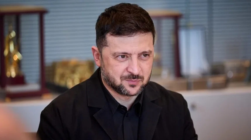 Volodimir Zelenski u crnom odijelu