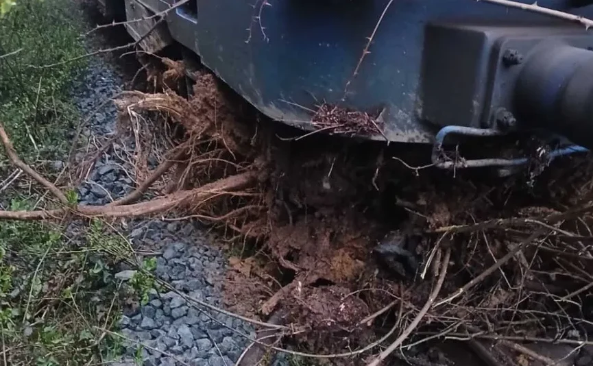 Putnički voz izbjegao katastrofu: Odron na pruzi Doboj – Banja Luka zaustavio saobraćaj, ali bez povrijeđenih
