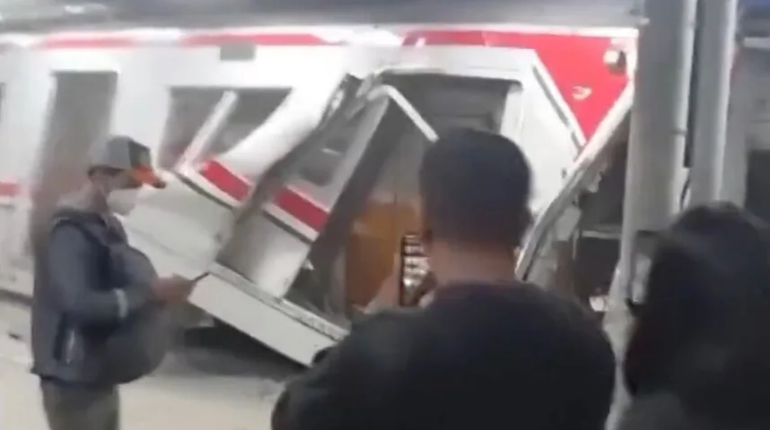 Nesreća voza, iskliznuće iz šina sa putnicima koji posmatraju