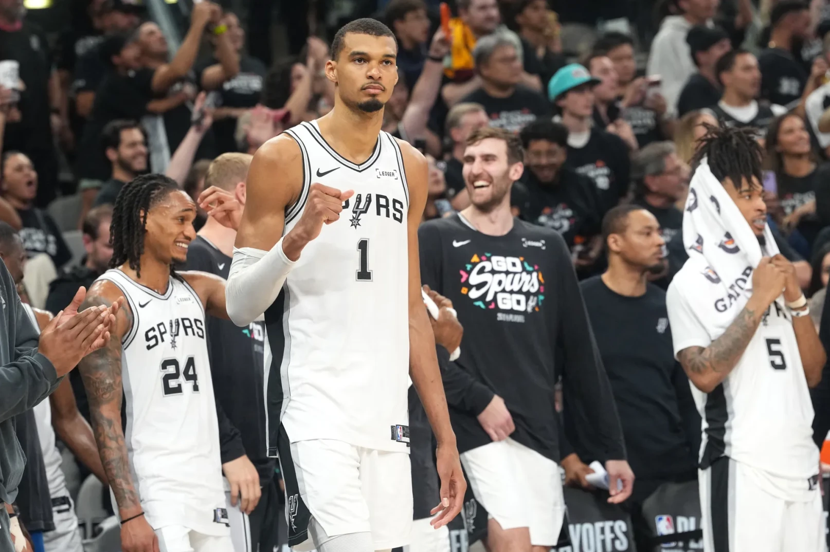 Košarkaš San Antonio Spursa Victor Wembanyama sa brojem 1 na dresu, pozdravlja navijače na utakmici.