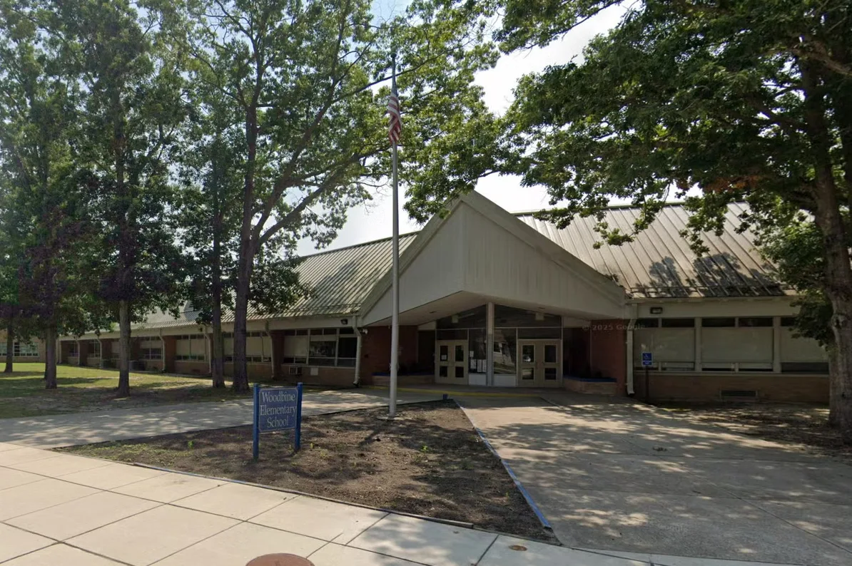 Ulaz u Osnovnu školu Woodbine sa zastavom na jarbolu i natpisom škole.